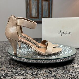 Style & Co. Paycee Women's Tan golde metallic Heels NEW 9